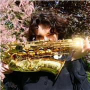 Prof de saxophone, diplômée avec de l'expérience dans l'enseignement.
